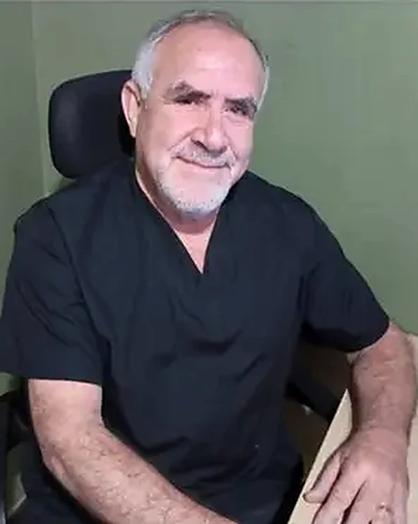 Luis Fleming, psicólogo clínico y terapeuta EMDR, sentado en su consulta